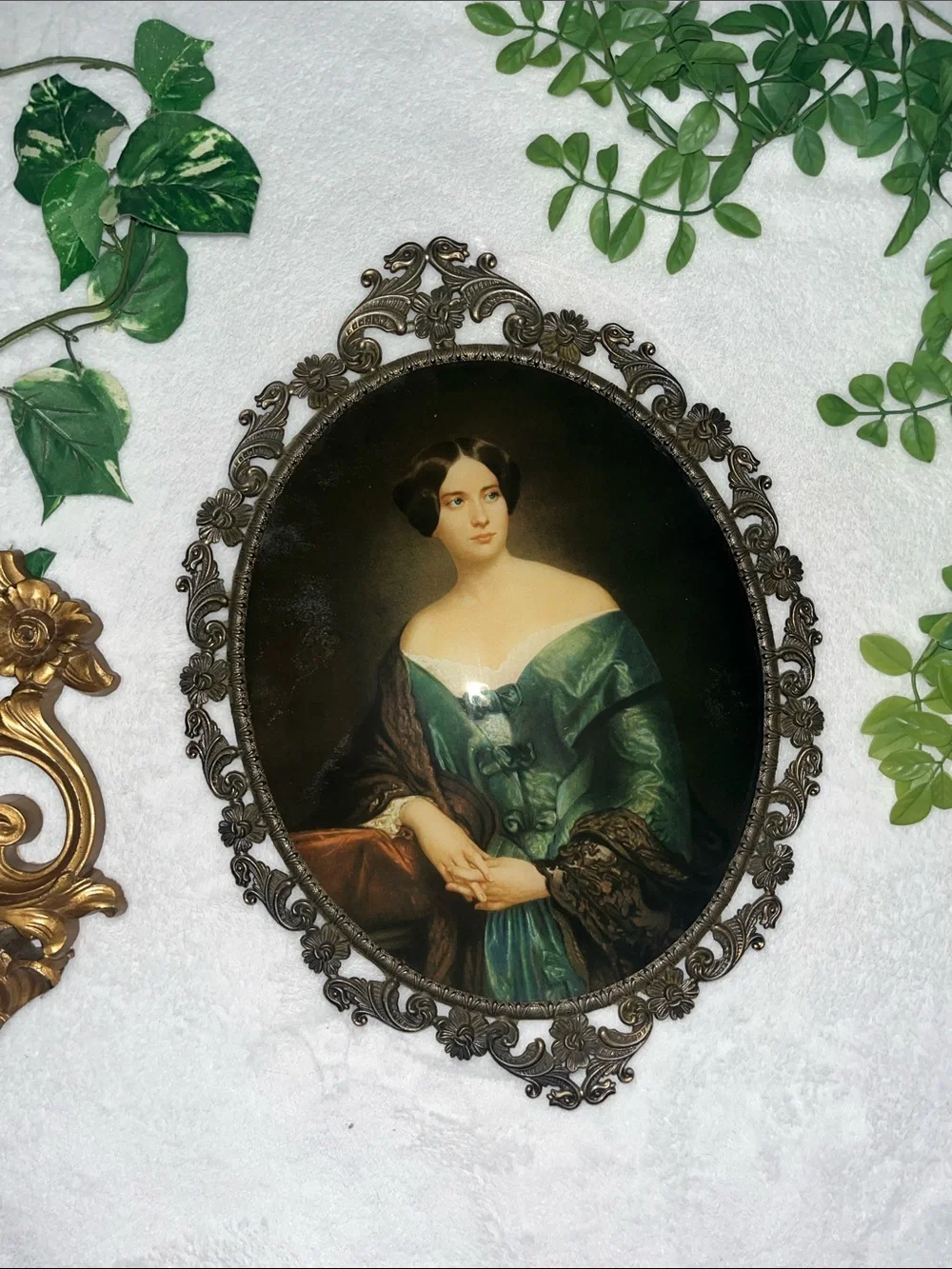 Vintage Ornate Bubble Glass Frame with “The Artists Sister”